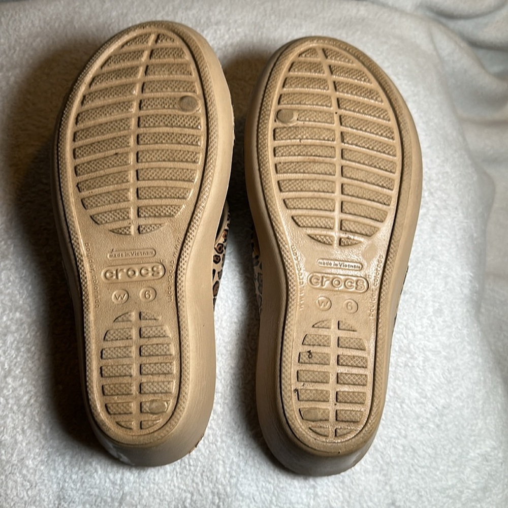 CROCS Patricia II Leopard Tan and Brown Wedge Slide on Sandals Size 6 - Picture 4 of 6
